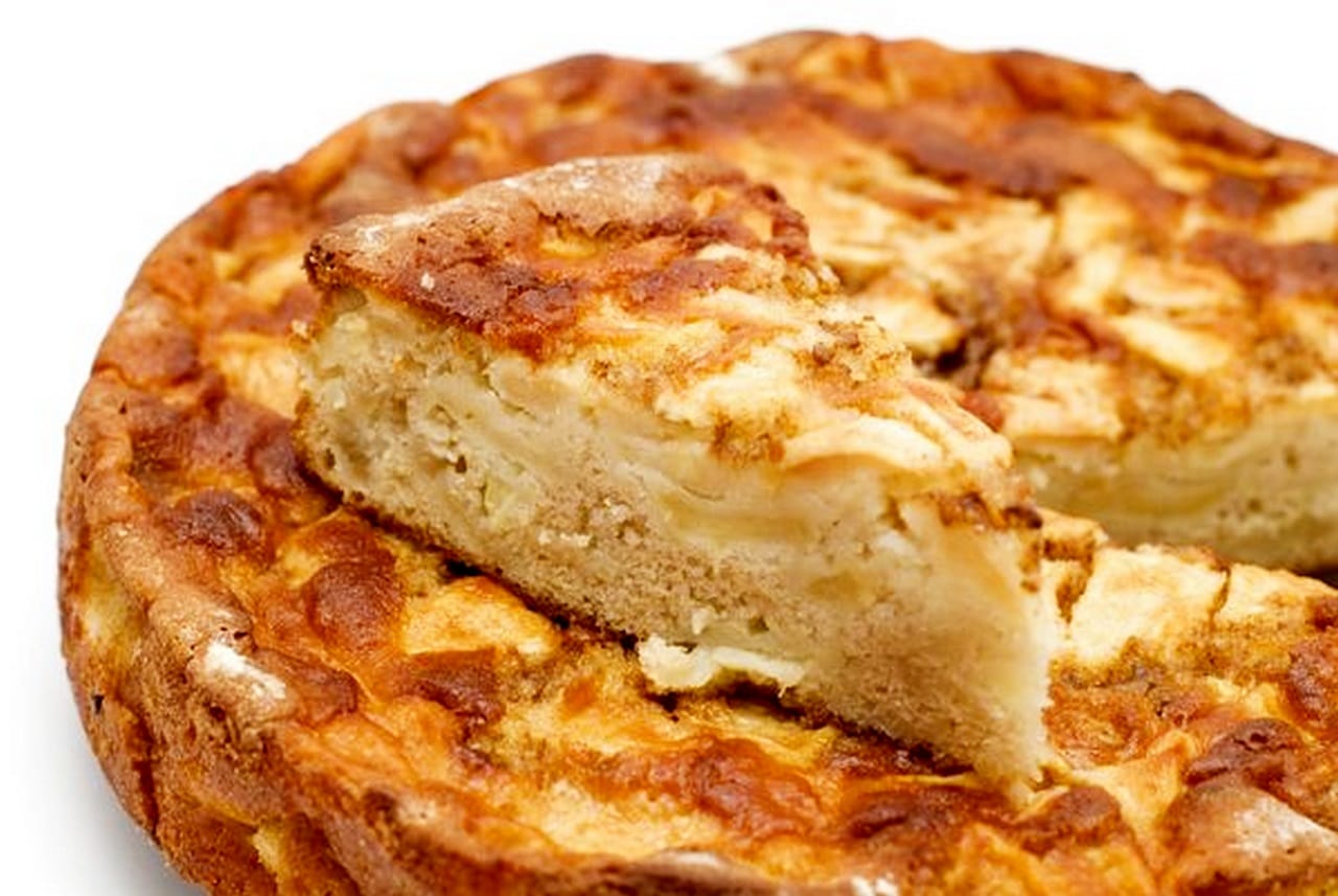 Шарлотка вкусный рецепт классический. Пирог с яблоками на сковороде. Шарлотка с капустой.